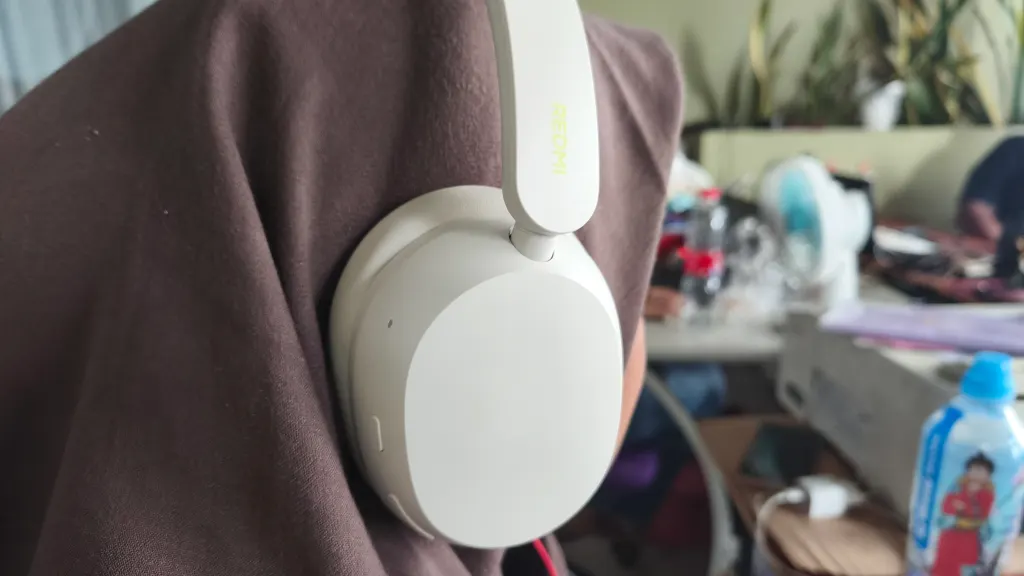 Redmi Headphones Neo sedang Digunakan